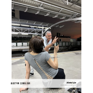 后背绑带辣妹收腰显瘦露背U领短袖 回头率密码 T恤 Lin Xinlei