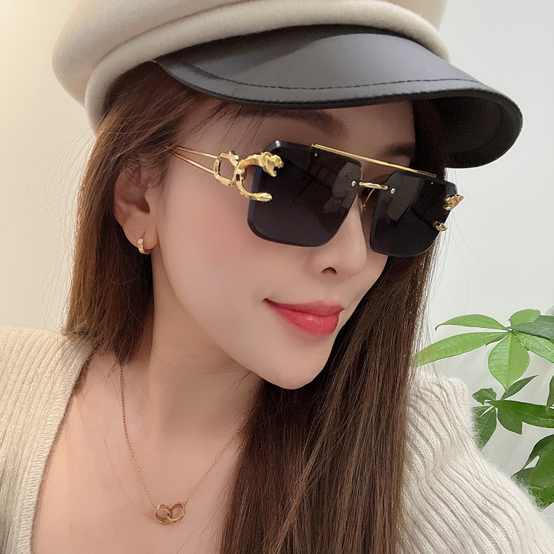 女夏显墨镜防紫外线舒适