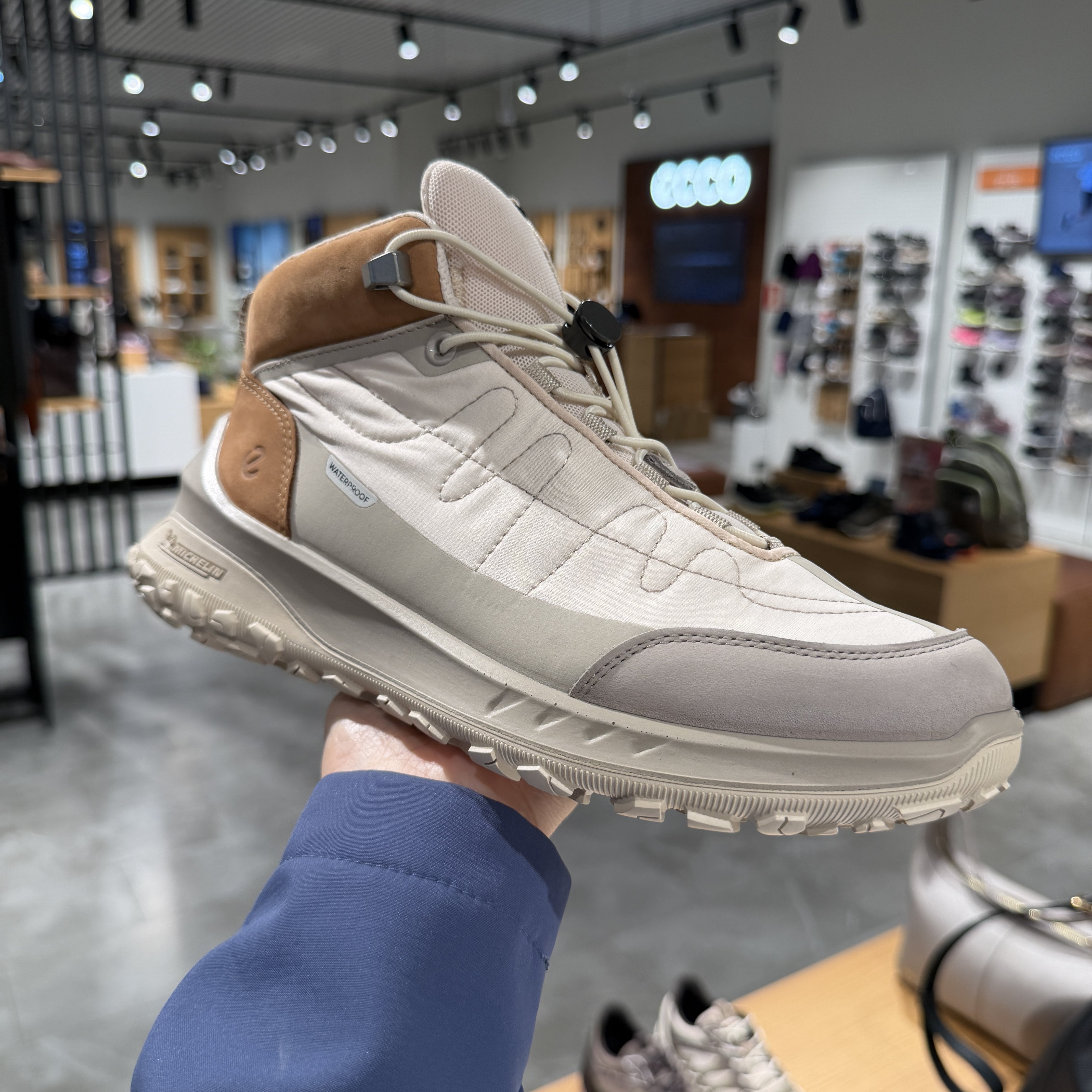 ECCO爱步女鞋 26秋季新款高帮鞋 户外防滑登山徒步短靴 824383