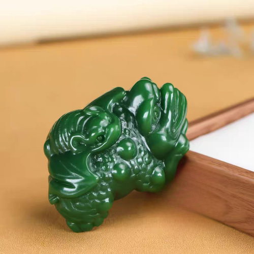 天然新疆和田玉碧玉招财金蟾手把件菠菜绿石三足金蟾护身把件挂件