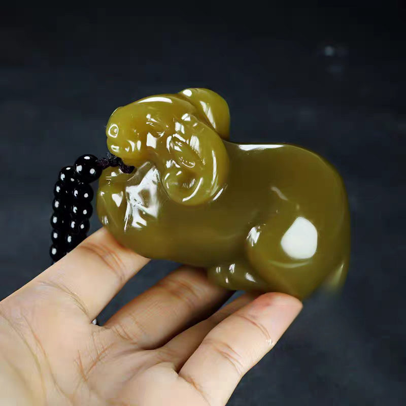 新疆黄玉羊把件和田玉糖玉招财羊手把件且末糖生肖羊护身把玩件