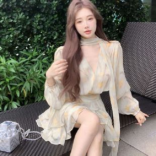 春秋2026法式小个子别致独特V领收腰不规则长袖碎花雪纺连衣裙子