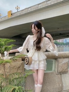 萌萌Ja」犹如蝴蝶停在肩头 微闪重工刺绣蝴蝶结上衣半裙套装女夏