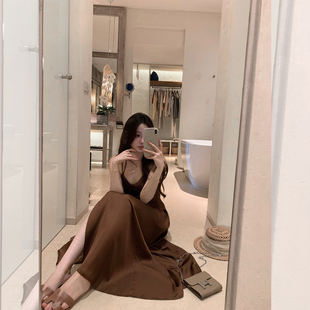 萌萌Ja 微醺盛夏 优雅精致塔克线超柔缎感交叉吊带连衣裙