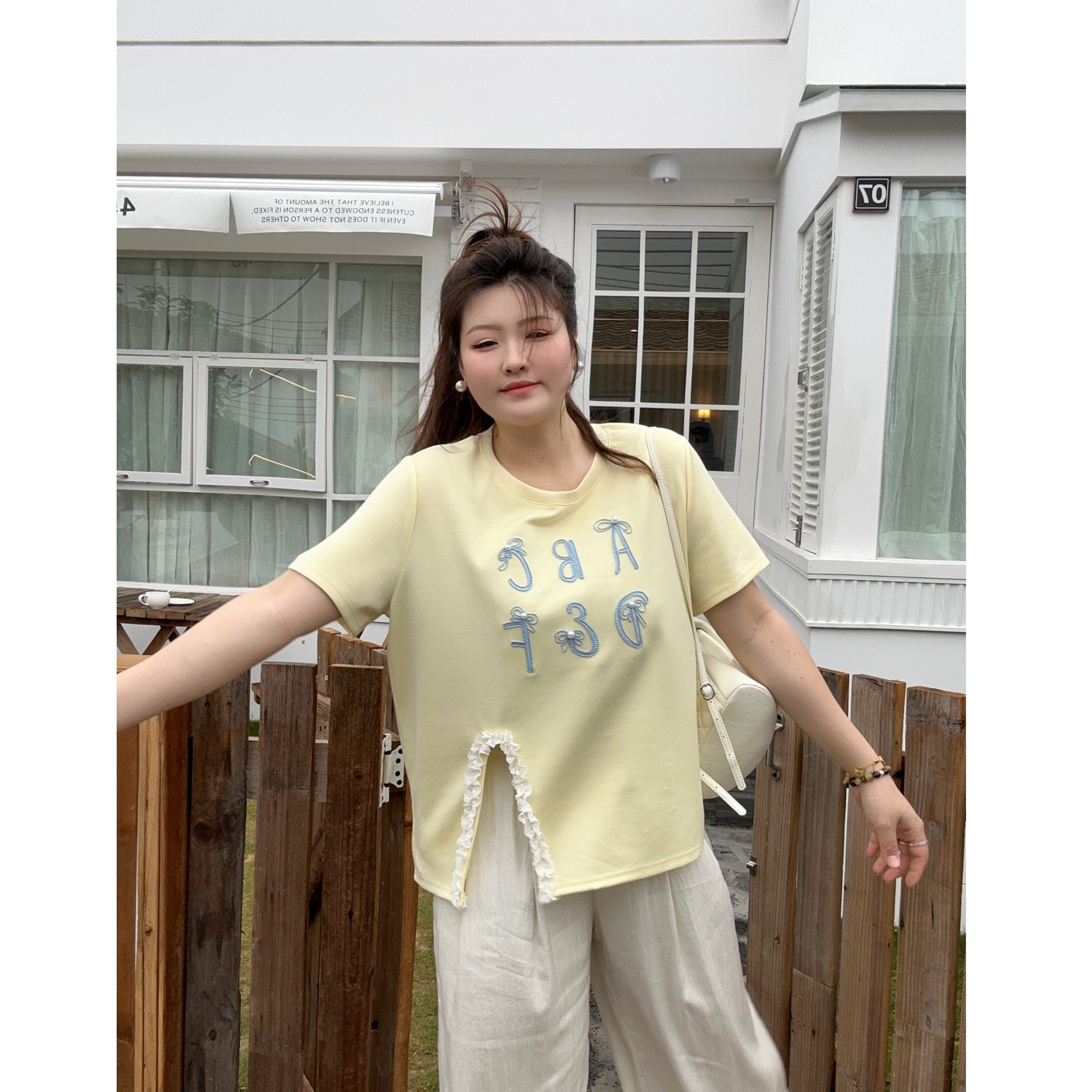 洋开心微胖定制大码蕾丝拼接短袖T恤女胖mm绣花字母钉珠宽松上衣