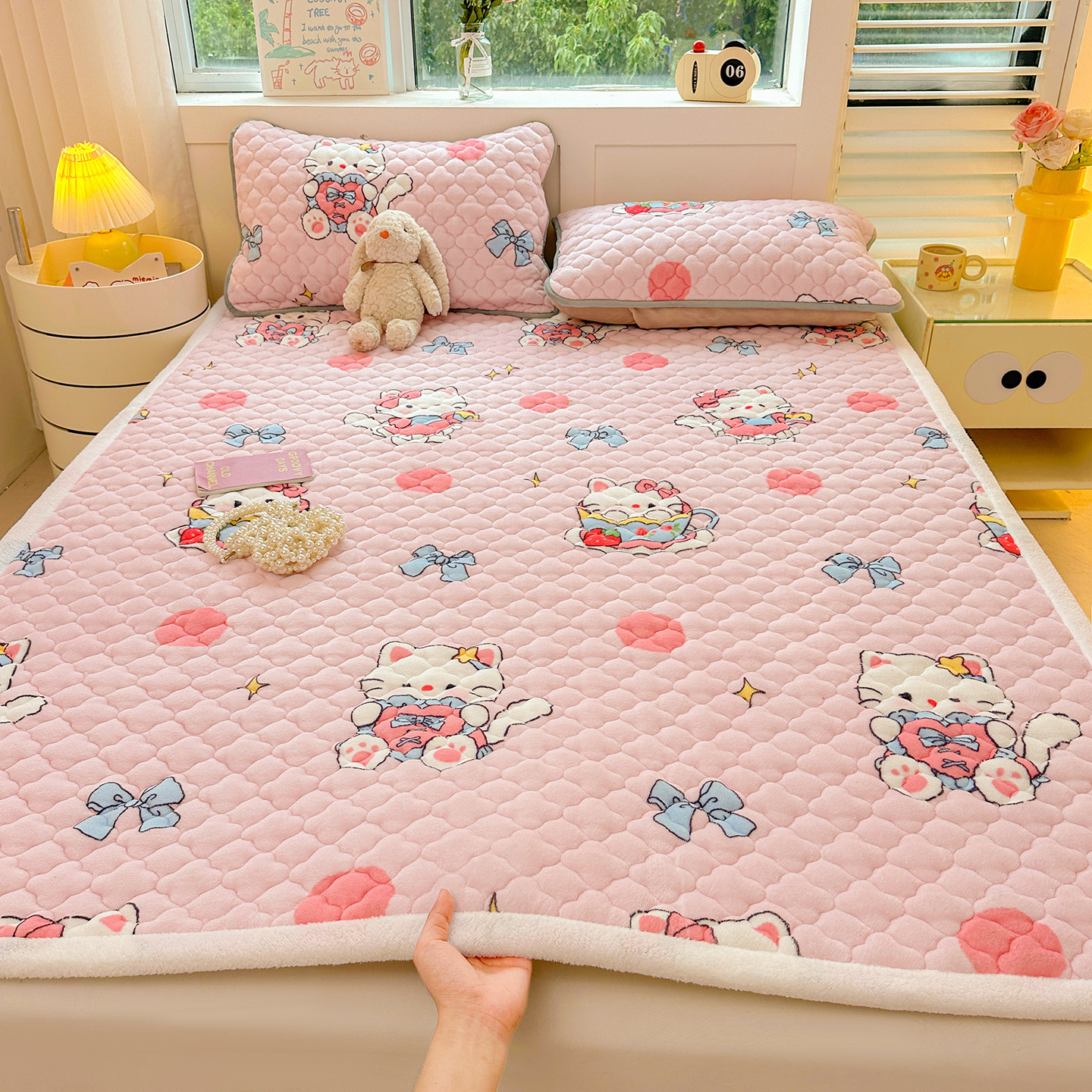 2025可爱亲肤舒适牛奶绒加厚保暖卡通床垫床褥学生三件套卡通图案