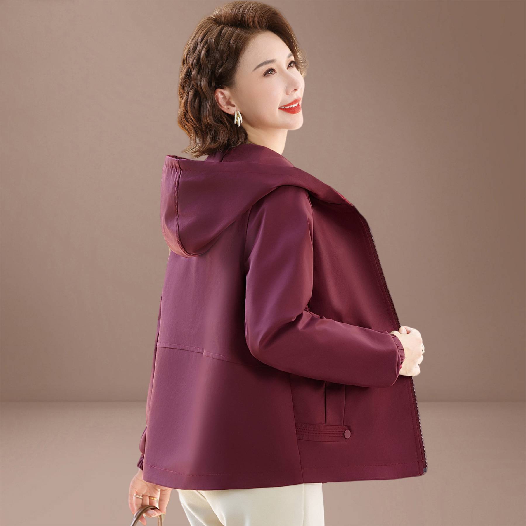 官方正品今年流行的妈妈秋装外套休闲风衣2025新款中老年女时尚春