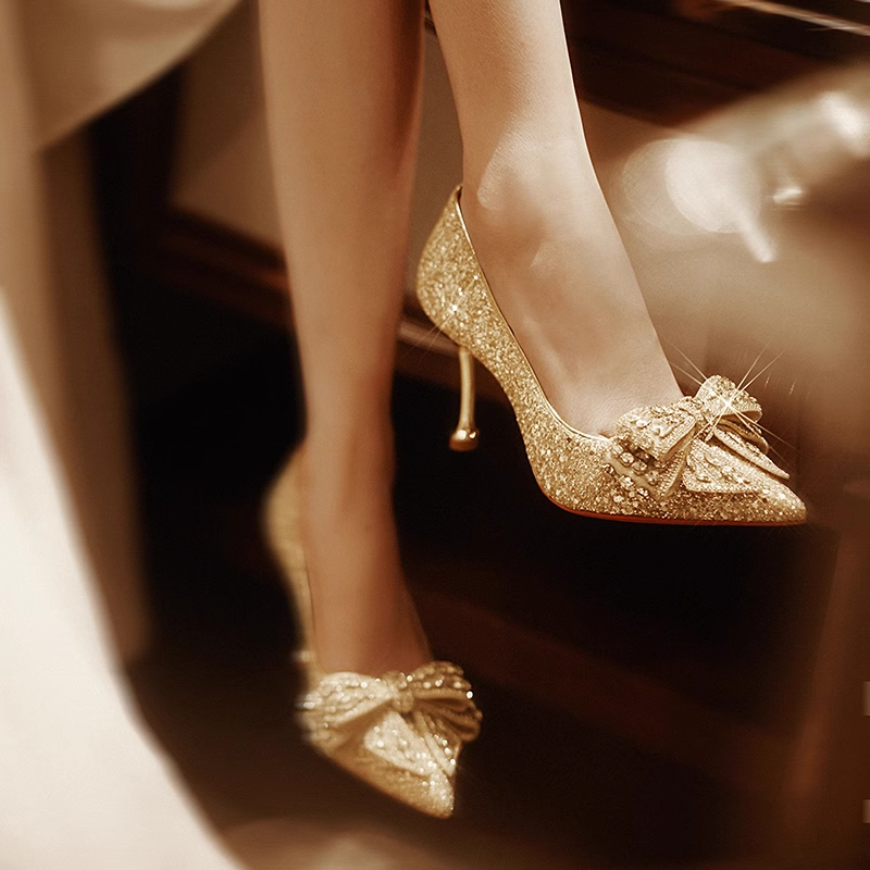 金色婚鞋新娘高跟鞋主婚纱水晶鞋订婚结不累脚水钻2025新礼服宴会
