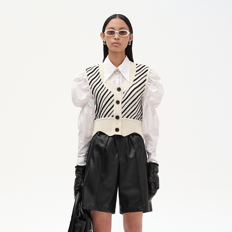 NMORE设计师品牌 黑白斜裁鼓波纹理U形领针织背心