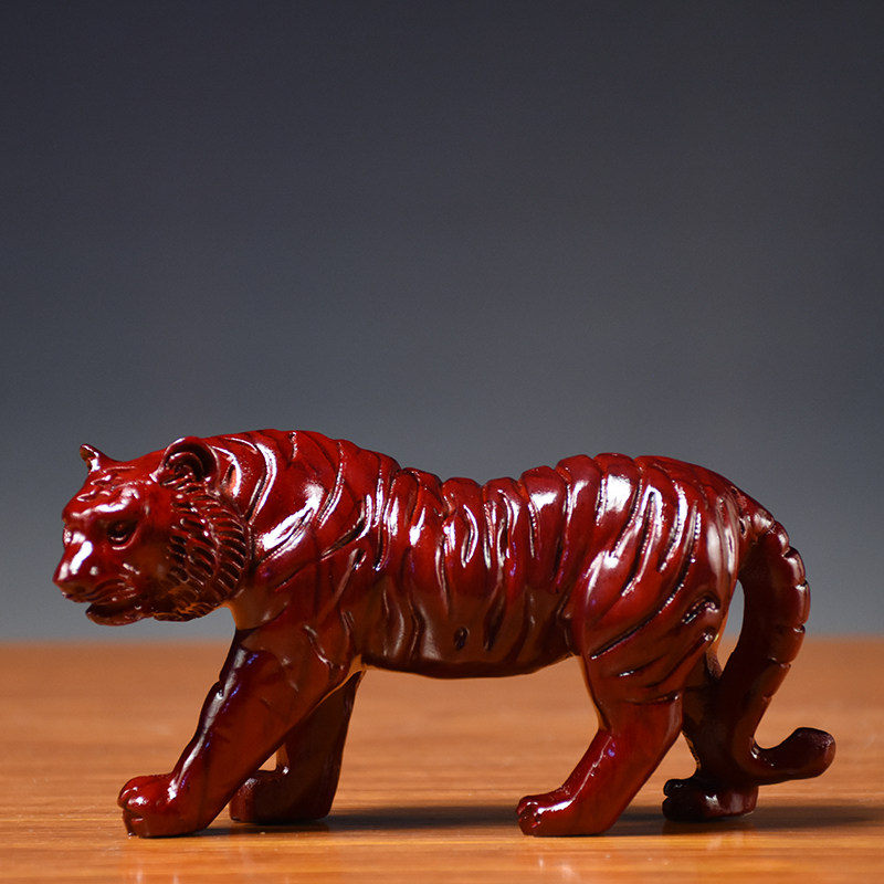 红花梨雕老虎摆件实木质温和虎生肖工艺品家居办公桌面装饰工艺品