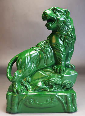 实木绿色老虎摆件木质生肖上山虎木头雕刻青虎绿虎纯木摆件工艺品