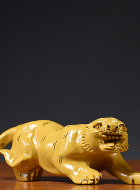 黄色木雕老虎摆件实木质上山虎生肖工艺品家居办公桌面装饰工艺品