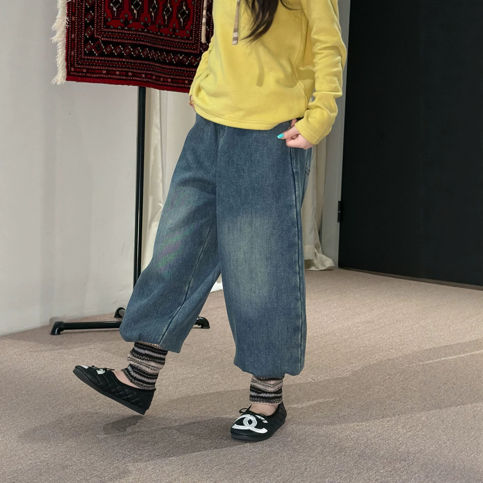 花与寻女童2026年冬款螺纹束脚奥粒绒牛仔裤韩版宽松水洗复古长裤