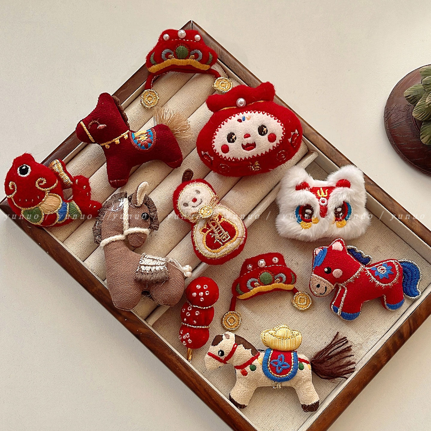 新年喜庆可爱小马胸针女氛围感礼物毛毡卡通别针毛衣围巾包包装饰,服饰配件/皮带/帽子/围巾,其他配件,淘宝优惠券,粉丝福利购,淘宝优惠卷