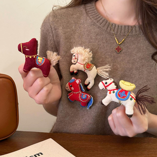 可爱小马本命年胸针女新年氛围感配衣服围巾装饰胸花毛衣别针配饰