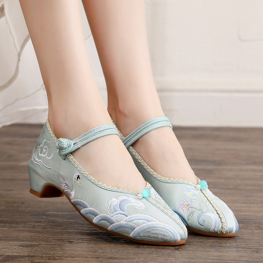 盘扣小个子显腿长妈妈绣花女鞋春