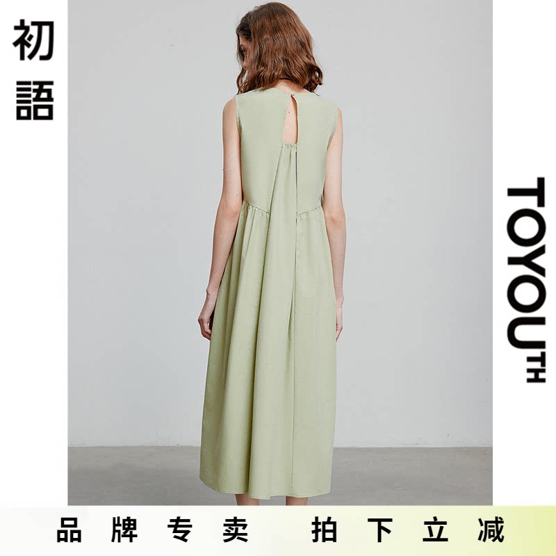 初语浅绿色无袖连衣裙女2025夏季新款气质压褶后背镂空休闲背心裙