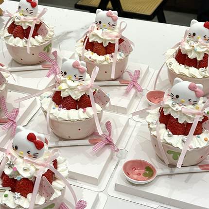 网红2025圣诞节hellokitty草莓碗蛋糕装饰kt猫蛋糕碗甜品碗抱抱碗