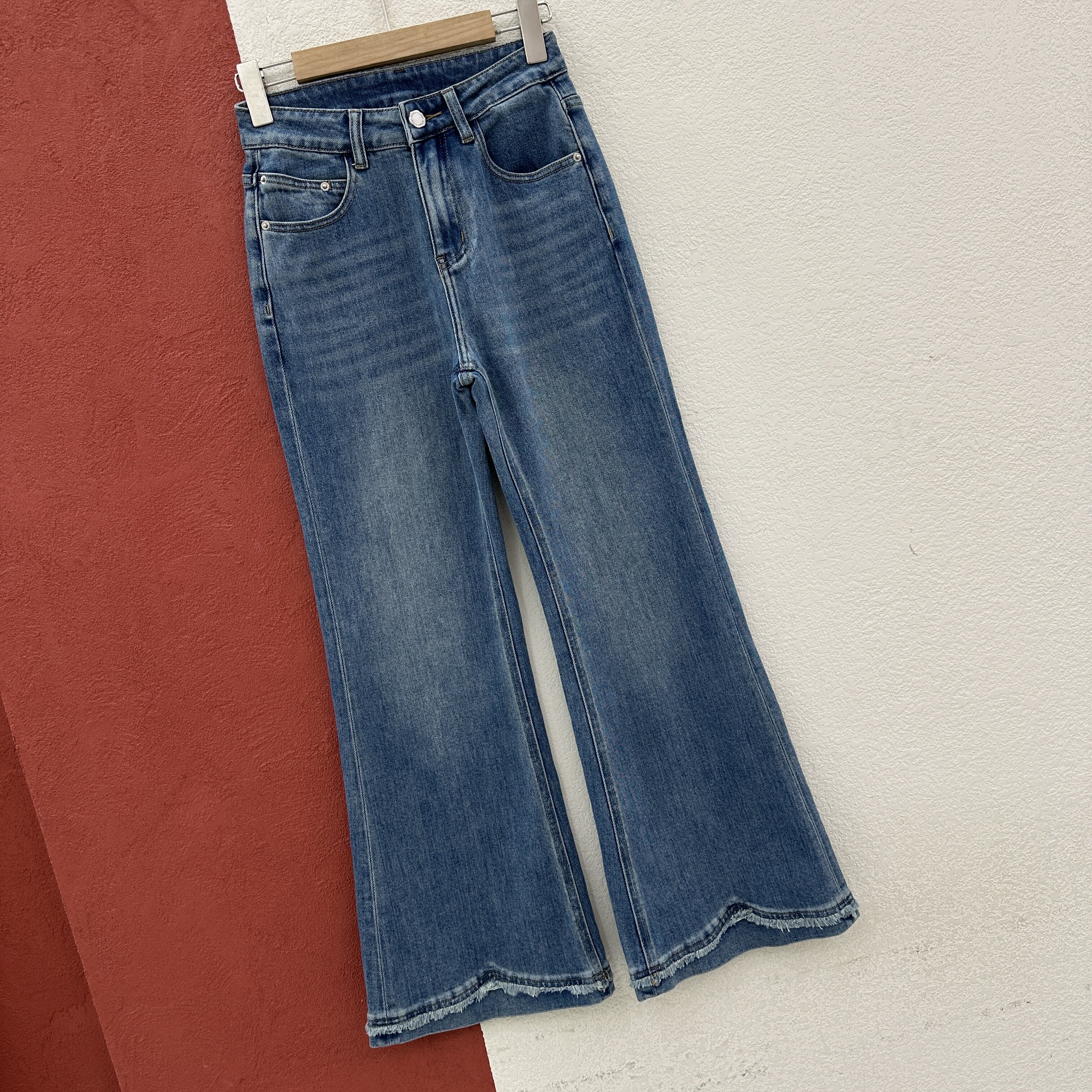 2026春款Q FASHION JEANS酷希莱8655牛仔裤女显瘦毛边微喇裤喇叭