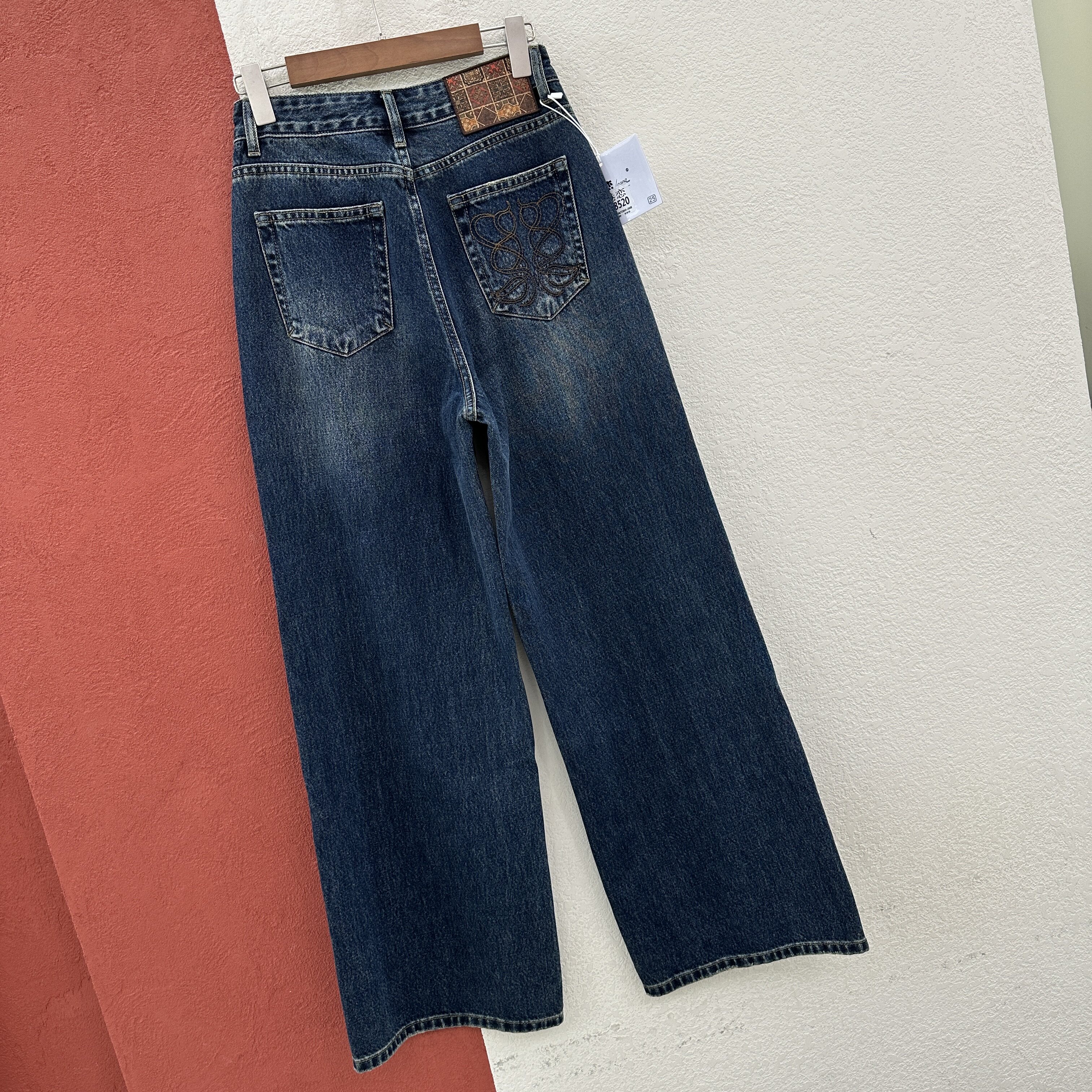 2026秋款JEANS港恋68520显瘦窄版直筒牛仔裤女刺绣皮牌拖地直筒裤