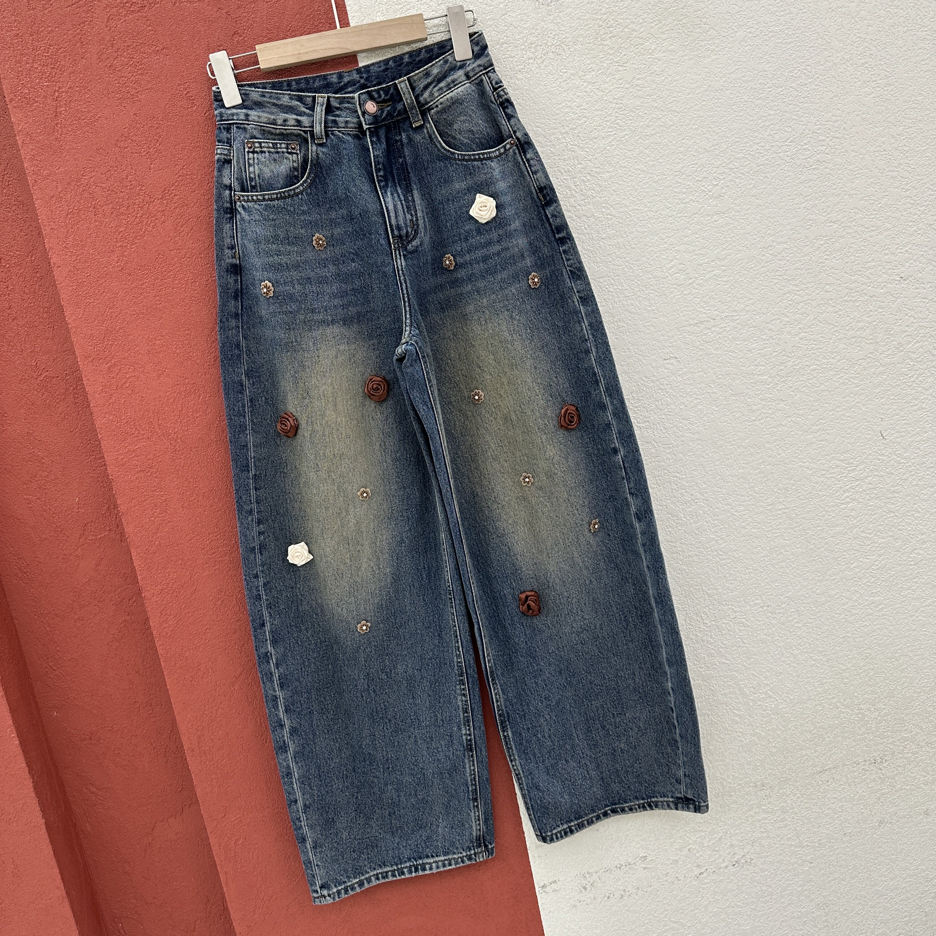 2026秋款Q FASHION JEANS酷希莱61598牛仔裤女高腰刺绣花朵弯刀裤