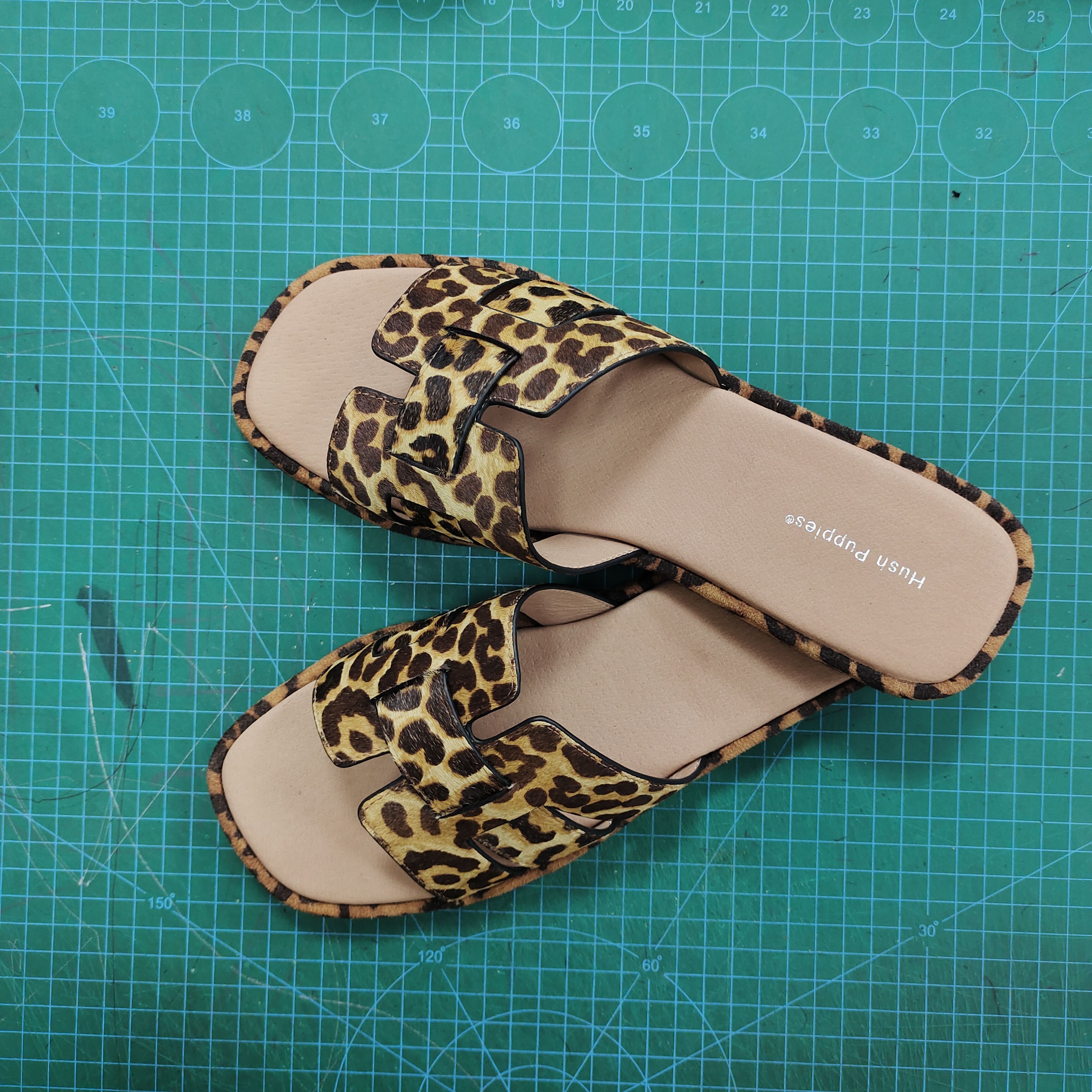 Kemeth Coie 2025年新款真马毛豹纹平底时尚度假休闲一字凉拖鞋