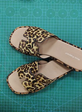 Kemeth Coie 2025年新款真马毛豹纹平底时尚度假休闲一字凉拖鞋