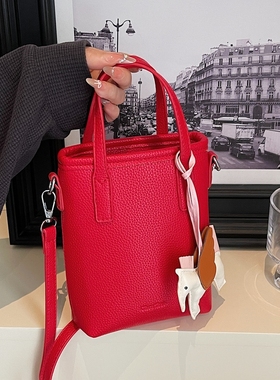 今年流行红色包包荔枝纹手机包女款斜挎包2025新款潮百搭小包包