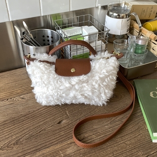 超火毛毛小众手拎斜挎包女款毛绒小包包2025秋冬新款潮百搭休闲