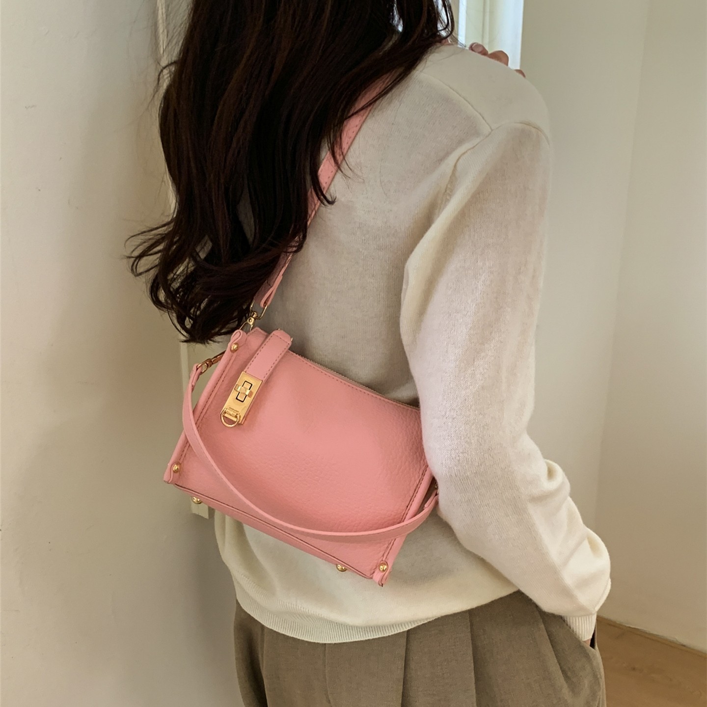 超火小众设计感粉色小方包手拎斜挎包2026新款潮百搭小包包女款,箱包皮具/热销女包/男包,小方包,淘宝优惠券,粉丝福利购,淘宝优惠卷