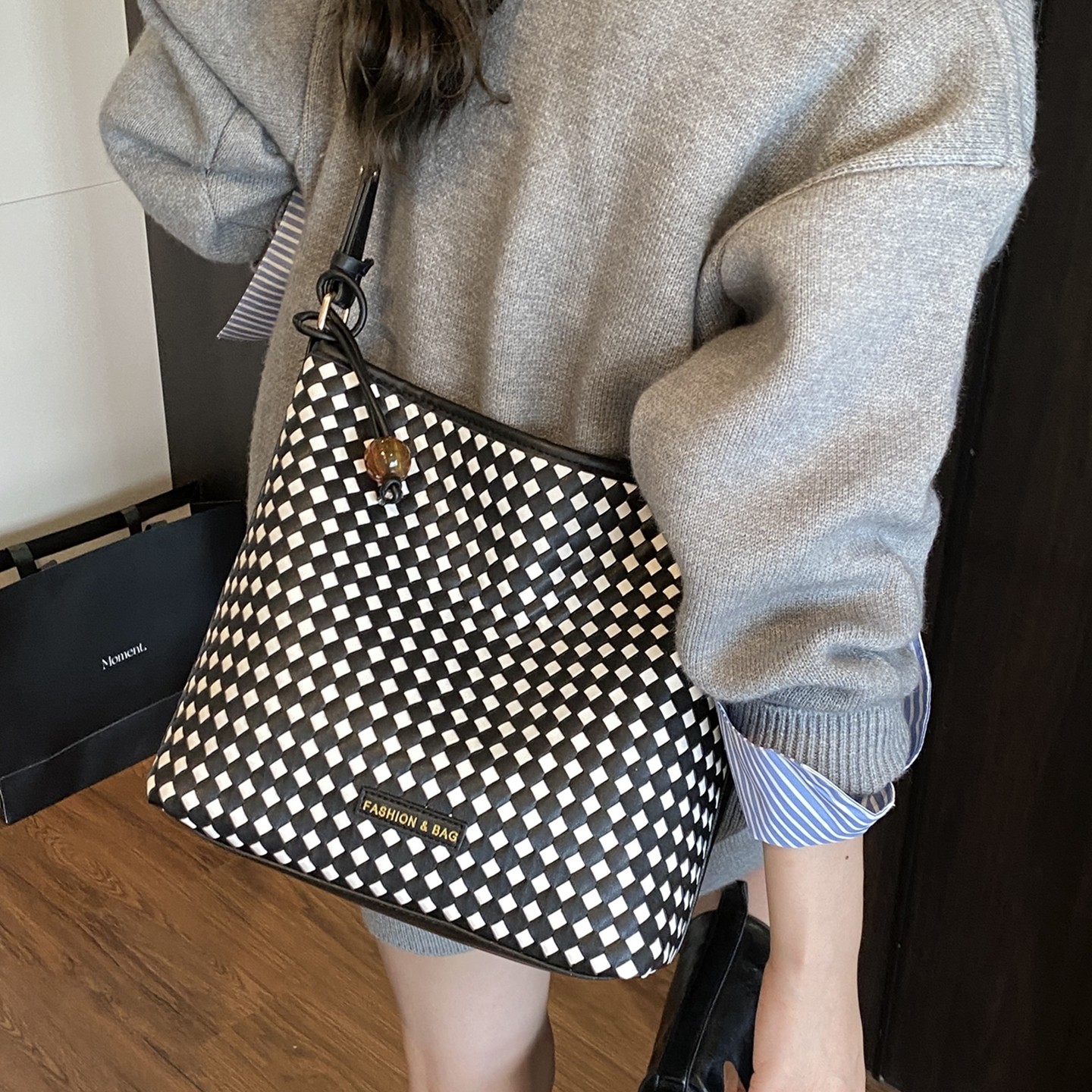 黑白撞色菱格大容量水桶包单肩斜挎包2025新款潮百搭上班通勤包