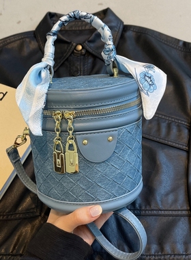 蓝色小众设计感圆筒包斜挎包2024新款潮时尚百搭休闲小包包女包