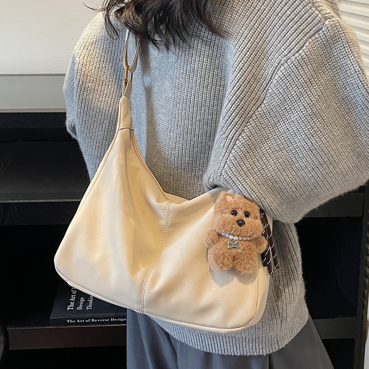 【背部有拉链袋+拉链夹层】今年流行简约纯色斜挎大包2025新款