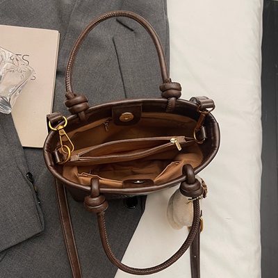 【有拉链夹层】可爱压花斜挎包