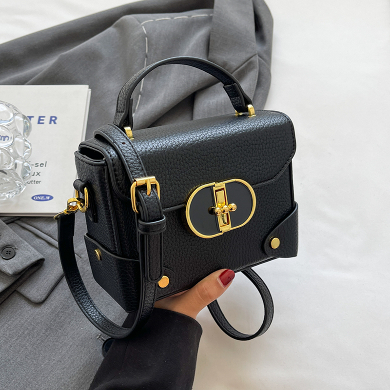 今年流行定型方盒包女