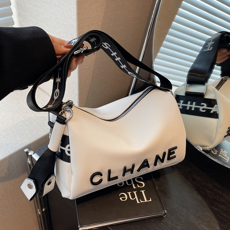 今年流行的休闲柔软宽肩带枕头包