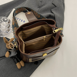 今年流行复古宽肩带小水桶包斜挎包2026新款潮时尚百搭质感小包包