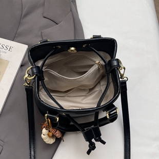 【有拉链暗袋】小众设计感抽绳小水桶包手拎斜挎包2025新款潮百搭