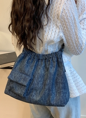 蓝色简约小众大容量牛仔布包斜挎包女款2025新款潮休闲百搭单肩包