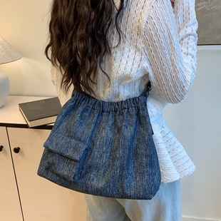 蓝色简约小众大容量牛仔布包斜挎包女款2025新款潮休闲百搭单肩包