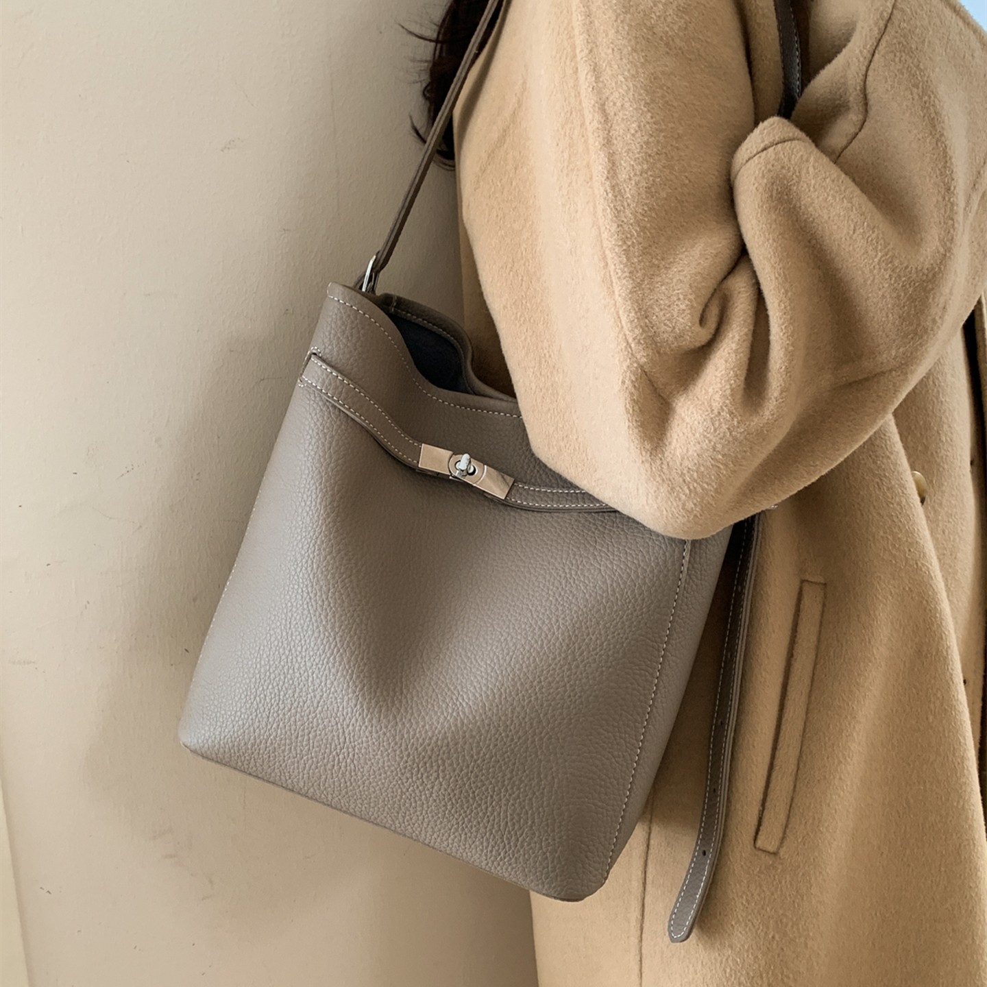 高级感荔枝纹大容量大象灰水桶包单肩斜挎包2025新款潮百搭时尚,箱包皮具/热销女包/男包,水桶包,淘宝优惠券,粉丝福利购,淘宝优惠卷