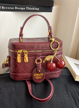 今年流行菱格绣线红色樱桃方盒包斜挎包2025新款潮百搭小包包女款