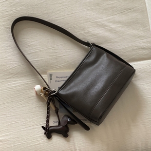 美拉德简约风纯色单肩斜挎包上班通勤包女款2025新款潮百搭小包包