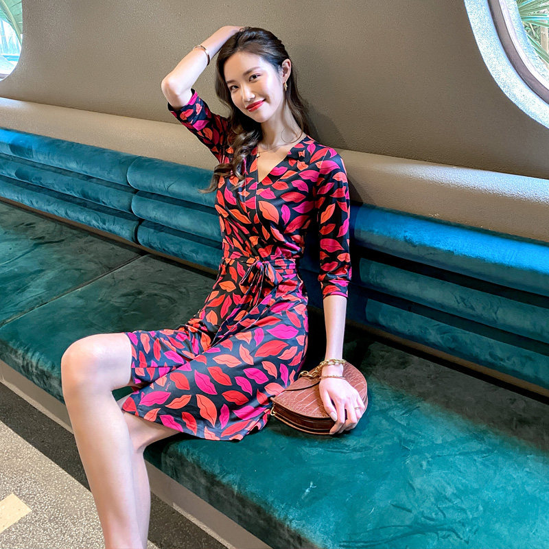 茵芝本 夏季唇印气质一片式女人味v领收腰连衣裙女包臀裹身裙短款