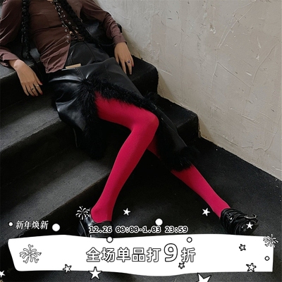 LETMESEE人手一条红色袜子