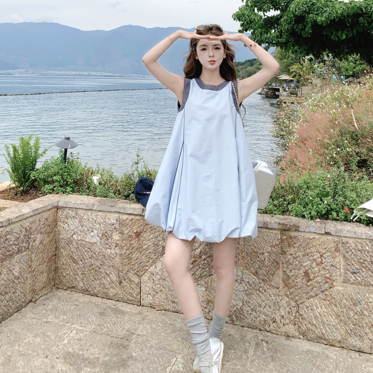 浅蓝色松弛感小个子花苞无袖连衣裙女2026夏季新款撞色拼接A字裙