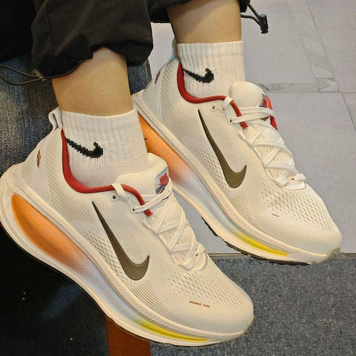 Nike耐克男女Vomero 18马年限定CNY新春减震轻便跑步鞋IQ1131-120