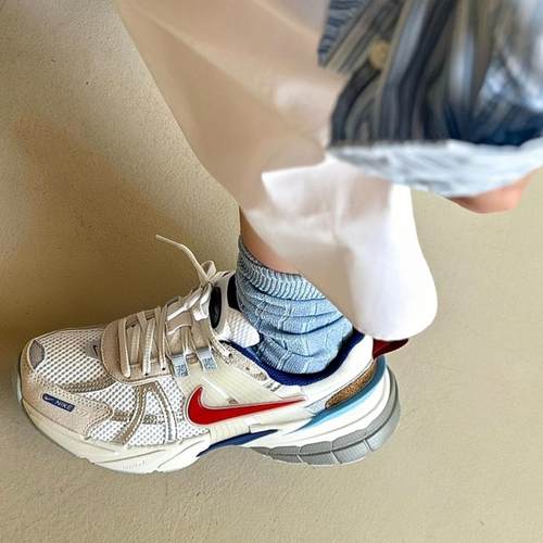 NIKE/耐克女子白银复古运动老爹鞋V2k跑步鞋百搭舒适hF5724-016