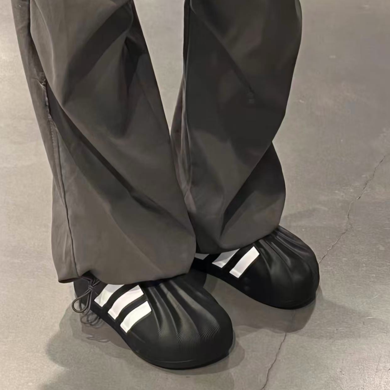 阿迪达斯潮流经典运动低帮生活休闲鞋男女同款 黑色HQ8752