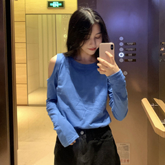 Long-sleeved T-shirt woman in autumn dress